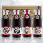 4 sklo flase plne stavy a za nimi je darčekova krabicka hneda