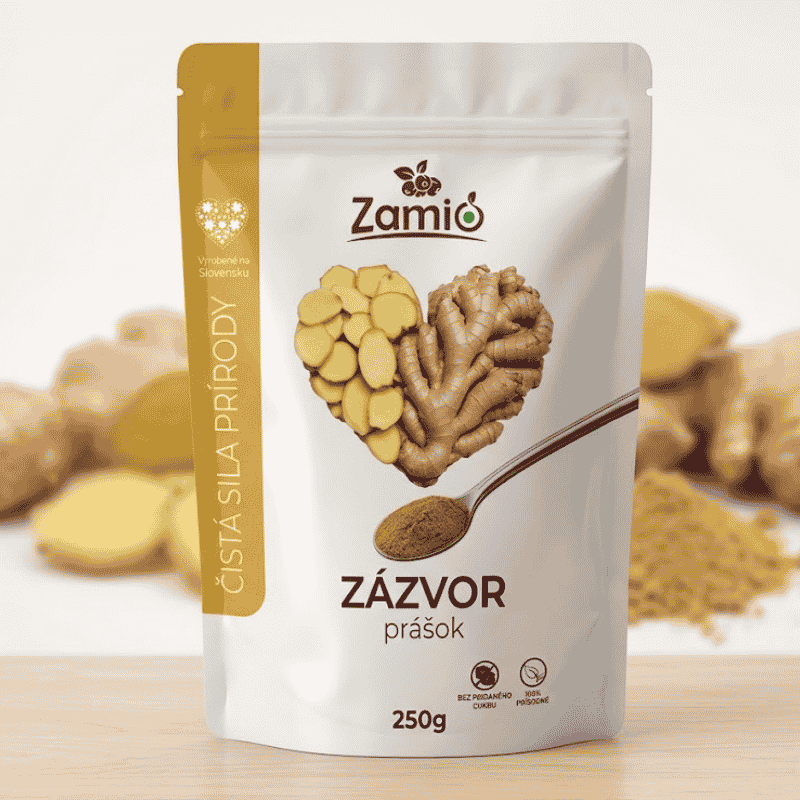 Master vizuál galérie produktu ZÁZVOR prášok 250g od ZAMIO – Infografika zloženia, detail sáčku a kopa prášku.