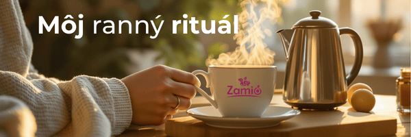 ranná pohada pri čajiku zamio, na stole je šálka čaju a konvica , žena drží šálku čaju ZAMIO