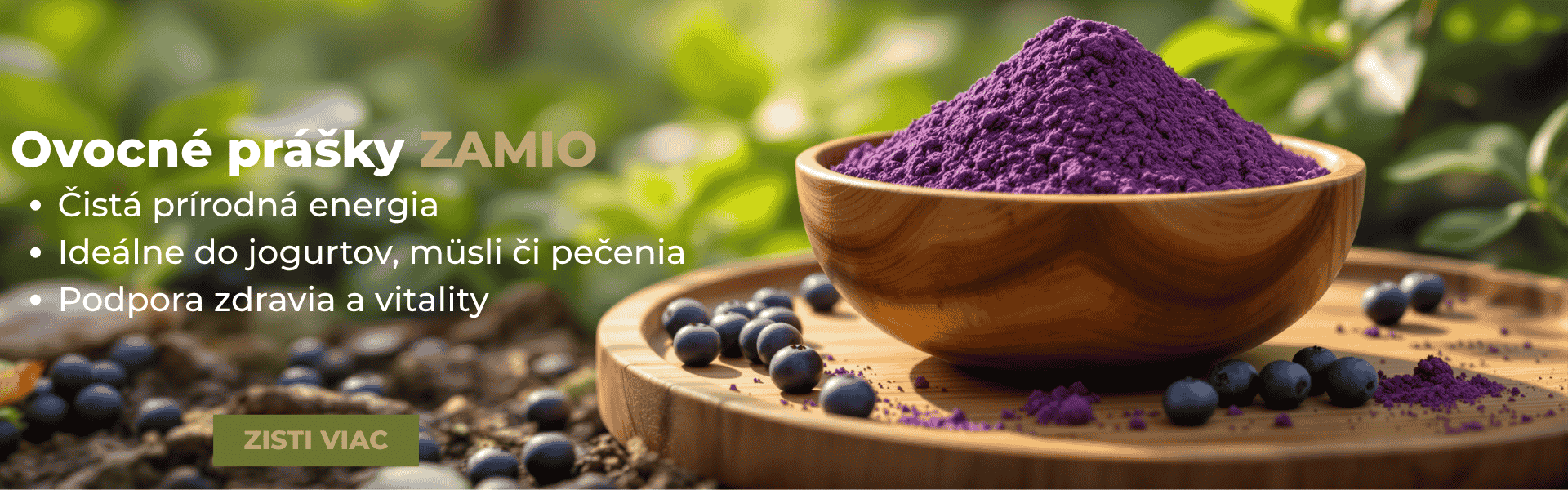 Ovocne prášky ZAmio v miske na drevenom podnose je ovocný prášok z Arónie umiestnený v prírode - a okolo je ovocie rozsipane