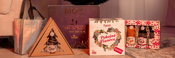 na fotke su vianočné balenia ZAMIO pod vianočným stromčekom v obyvačke , krabice a tašky + advetny kalendár