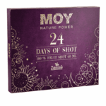 Fialová darčeková kazeta MOY ZAMIO Nature Power s 24 ovocnými šotmi, zdobená zlatou fóliou s motívom slnka a mesiaca a nápisom 24 Days of Shot.“