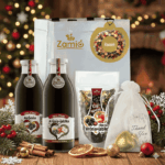 na obrazku je vo vianočnej nalade na stole položený vianočné balenie od Zamia taška , 2x fľaše sklo 100% šťava Arónia , sačok sušený caj Zamio a vrecusko s srdcom