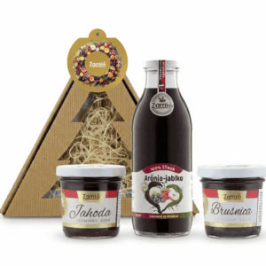 Fľaša 100% BIO šťavy Arónia-Jablko a prémiové džemy Jahoda a Brusnica postavené pred trojuholníkovou darčekovou krabicou ZAMIO č.8