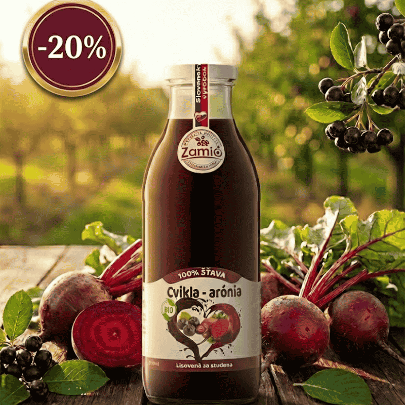 flasa zo skla 100% aronia cvikla na drevenom podklade , pozadie sady , akcia -20%